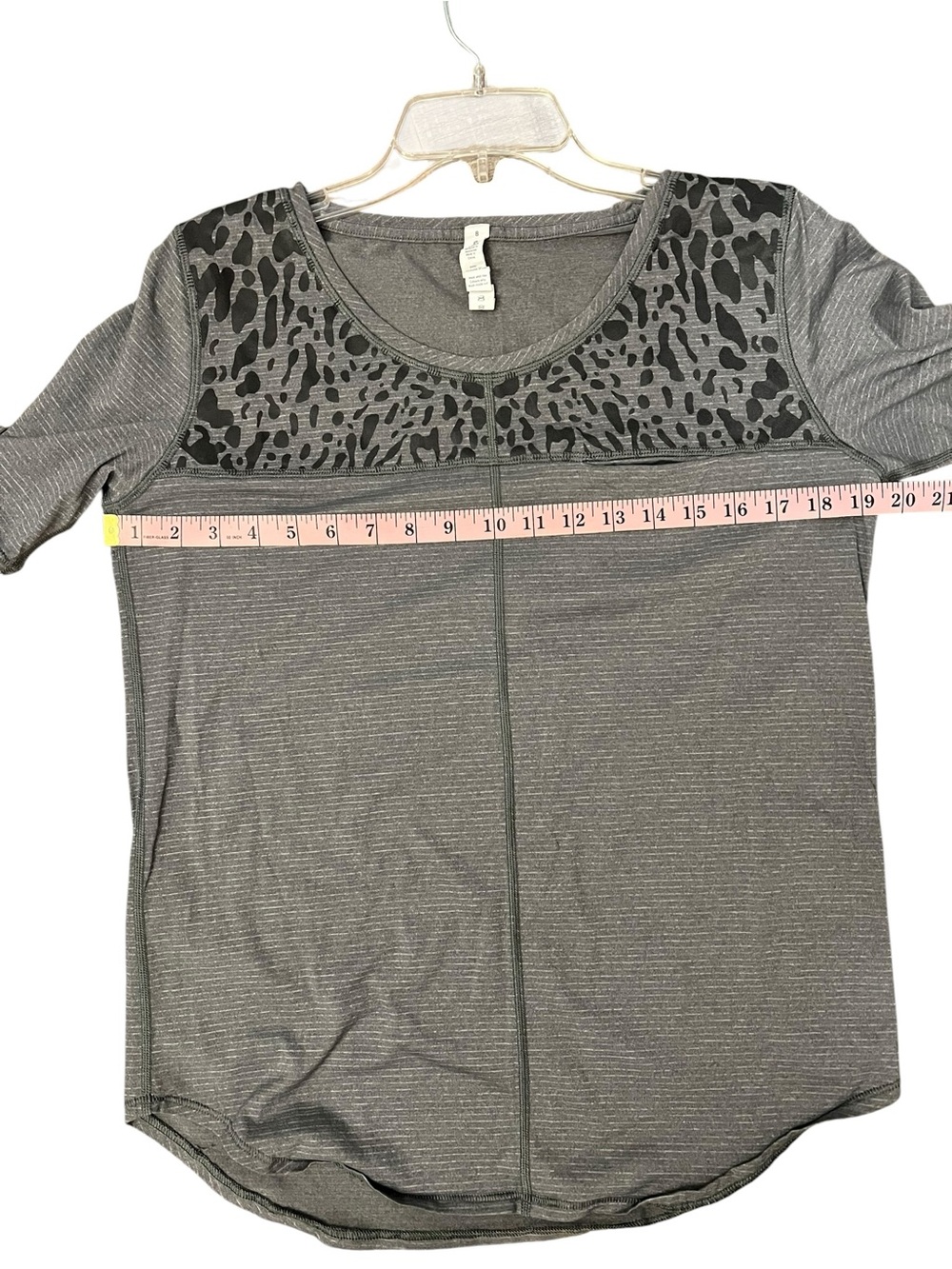 lululemon Grey Scoop Neck Short Sleeve Top with Animal Yoke w/pocket sz 8 EUC - Picture 3 of 7